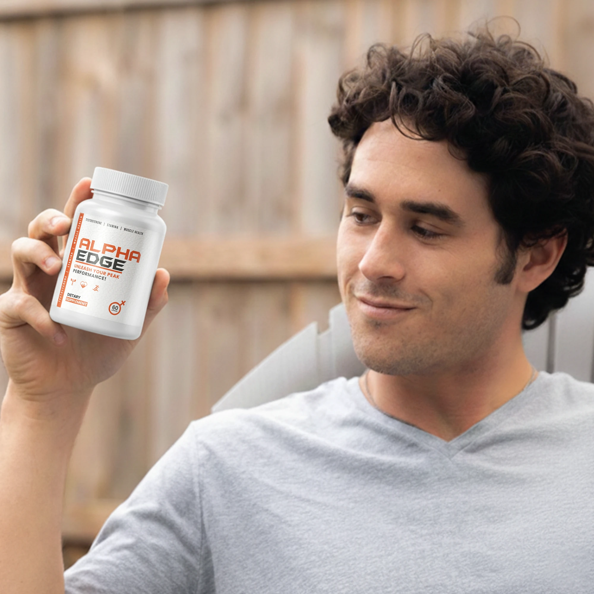 Uomo soddisfatto e sorridente, testimonial della comunità Alpha Edge.