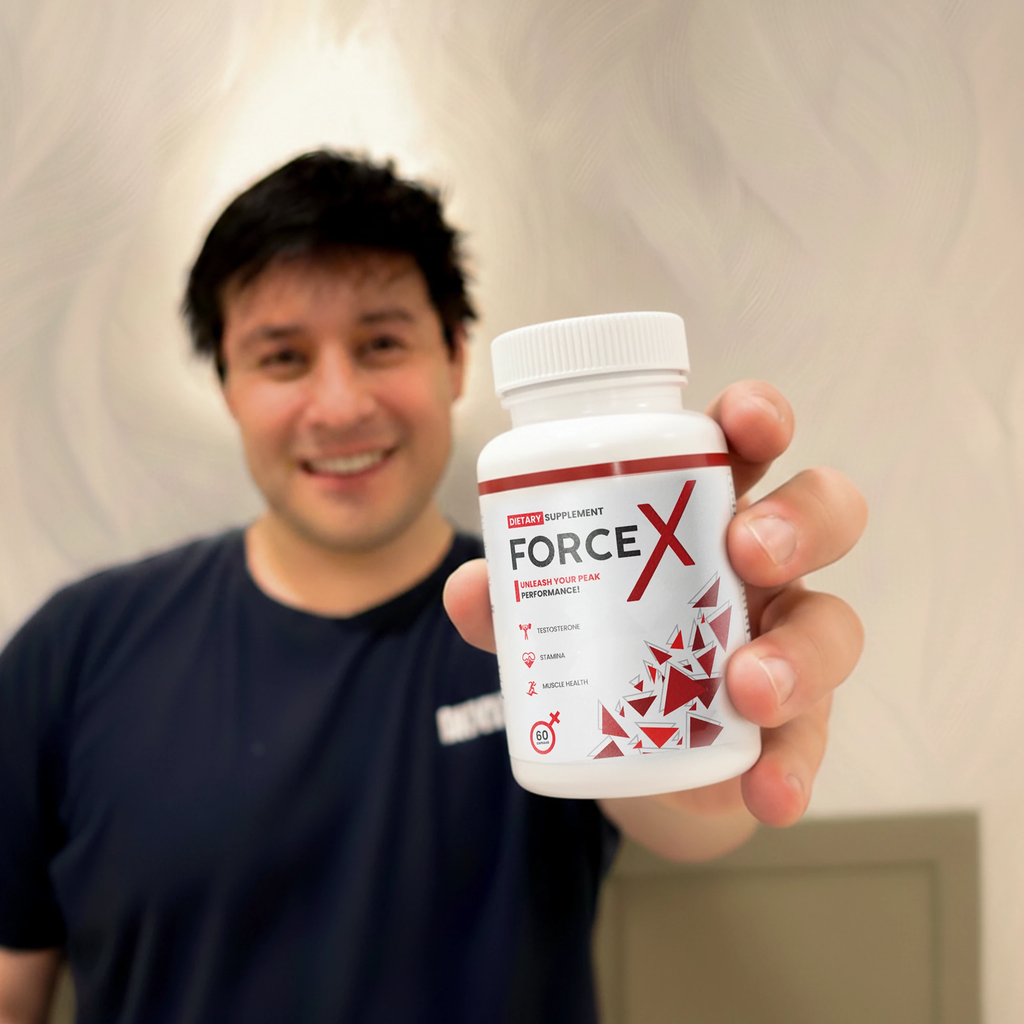 Uomo soddisfatto con un sorriso, testimonianza dei benefici di Force X.
