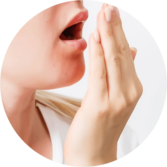 Illustrazione di una persona preoccupata per l'alito cattivo, problema risolvibile con Dentolan