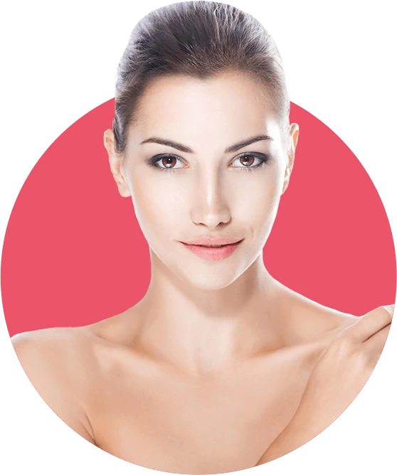 Donna sorridente con pelle luminosa