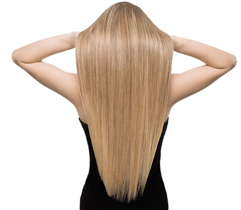 Donna esamina i suoi capelli in crescita dopo l'uso di Locerin