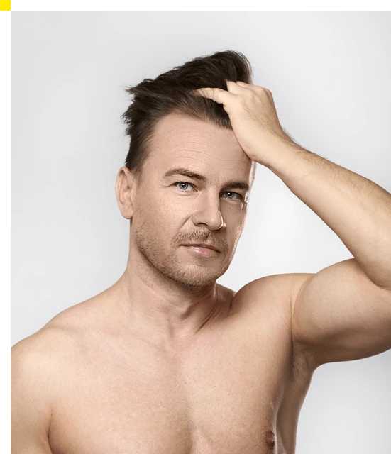 Uomo con capelli forti e sani dopo l'uso di Folicerin shampoo